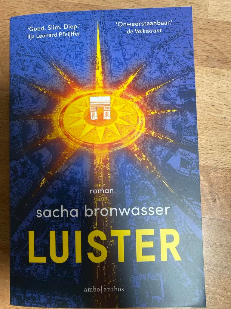 Luister - Sacha Bronwasser (roman), Boeken, Romans, Ophalen of Verzenden, Zo goed als nieuw, Nederland
