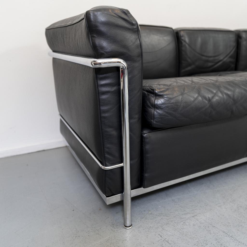2x Cassina Le Corbusier LC2 3-zits Bank Zwart Leer, Niet ingevuld, Niet ingevuld, Driepersoons, 75 tot 100 cm