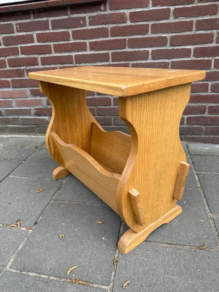 Licht houten krantenbak / bijzettafel, Ophalen, Gebruikt