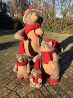 Decoratieve beren familie. Kleur bruin met rode mutsjes., Verzamelen, Ophalen, Zo goed als nieuw, Stoffen beer, Overige merken