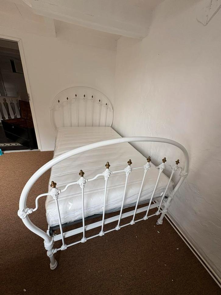 Antiek spijlen bed - twijfelaar met nieuwe matras en lak, Huis en Inrichting, Slaapkamer | Bedden, Nieuw, Twijfelaar, 120 cm, 200 cm