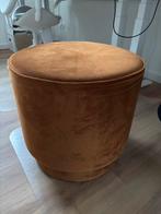 KARWEI Kristy Poef - Cognacgoud Velvet - 44cm ZGAN!, Huis en Inrichting, Banken | Voetenbanken en Poefen, Ophalen, Minder dan 50 cm