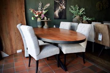 Showroom Sale Tafel Ovaal 240x120cm beschikbaar voor biedingen