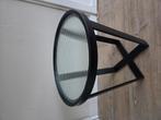 Bijzet tafel van geribeld glas en stalen frame., Huis en Inrichting, Tafels | Sidetables, Ophalen, 50 tot 100 cm, Rond, Glas
