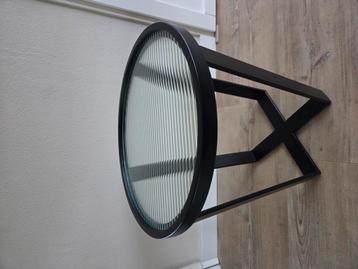 Bijzet tafel van geribeld glas en stalen frame. beschikbaar voor biedingen