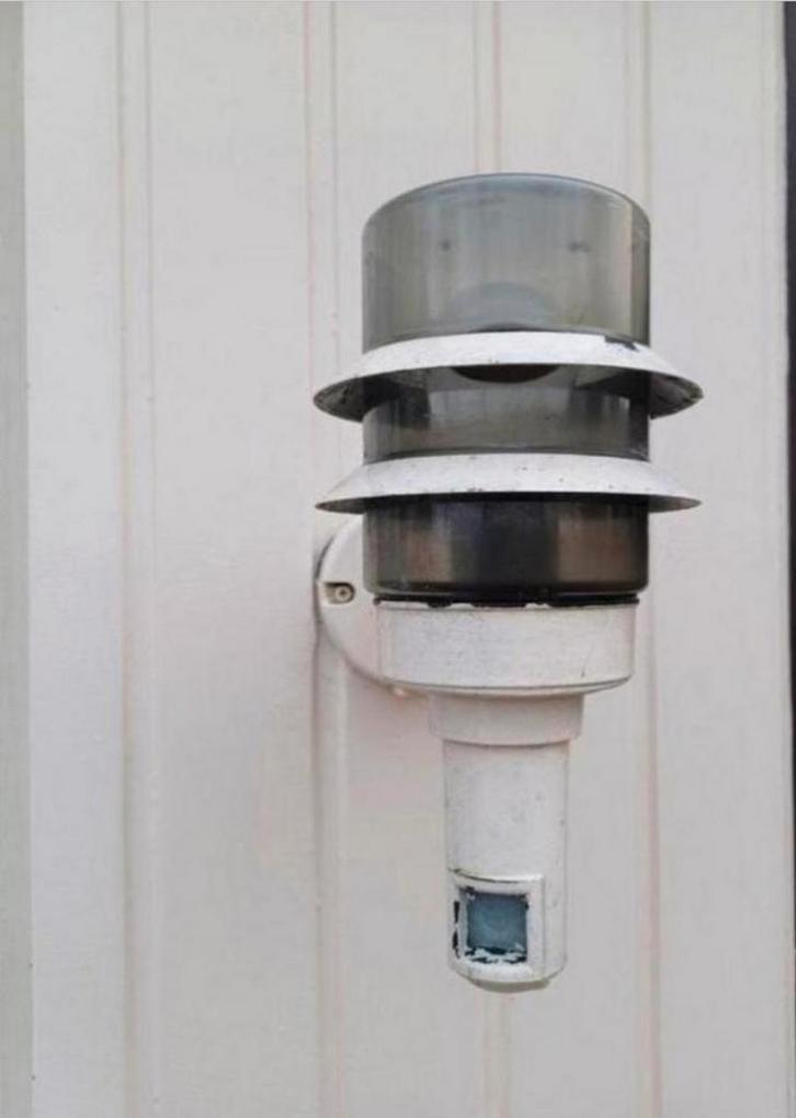 Buitenlamp met gloeilamp - Werkt perfect!, Tuin en Terras, Buitenverlichting, Gebruikt, Wandlamp, Kunststof, Netvoeding, Waterbestendig