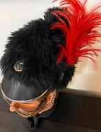 Zwarte kolbak , korpspet ,zwart met rode veer, Carnaval, Overige maten, Ophalen of Verzenden, Zo goed als nieuw