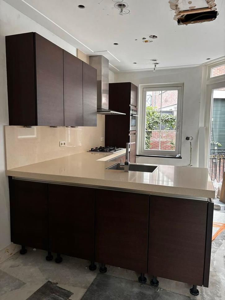 Moderne keller keuken met Siemens apparatuur, Huis en Inrichting, Keuken | Complete keukens, Gebruikt, Overige typen, Bruin, Composiet