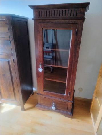 Mooie kast met glazen deur, planken en lade. beschikbaar voor biedingen