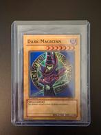 Dark Magician 1st edition SYE-001, Hobby en Vrije tijd, Verzamelkaartspellen | Yu-gi-Oh!, Ophalen of Verzenden, Zo goed als nieuw