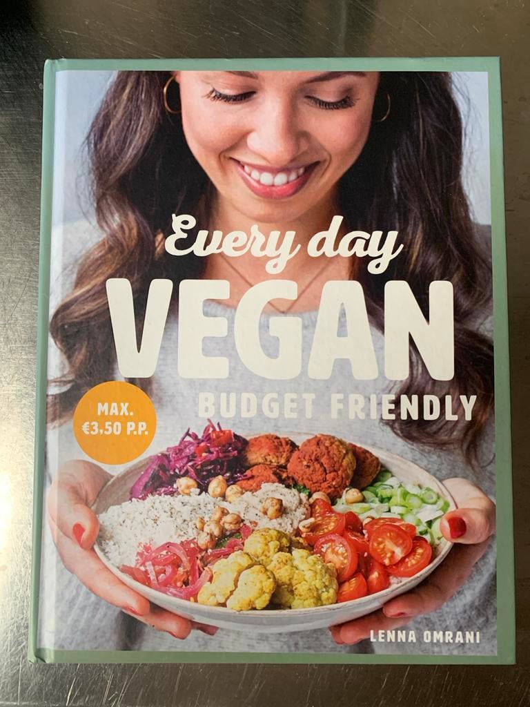 Lenna Omrani Kookboek Every Day Vegan Budget Friendly, Boeken, Kookboeken, Voorgerechten en Soepen, Ophalen of Verzenden, Zo goed als nieuw