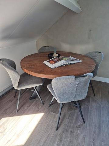 Eetkamerset mango houten tafel met grijze stoelen beschikbaar voor biedingen