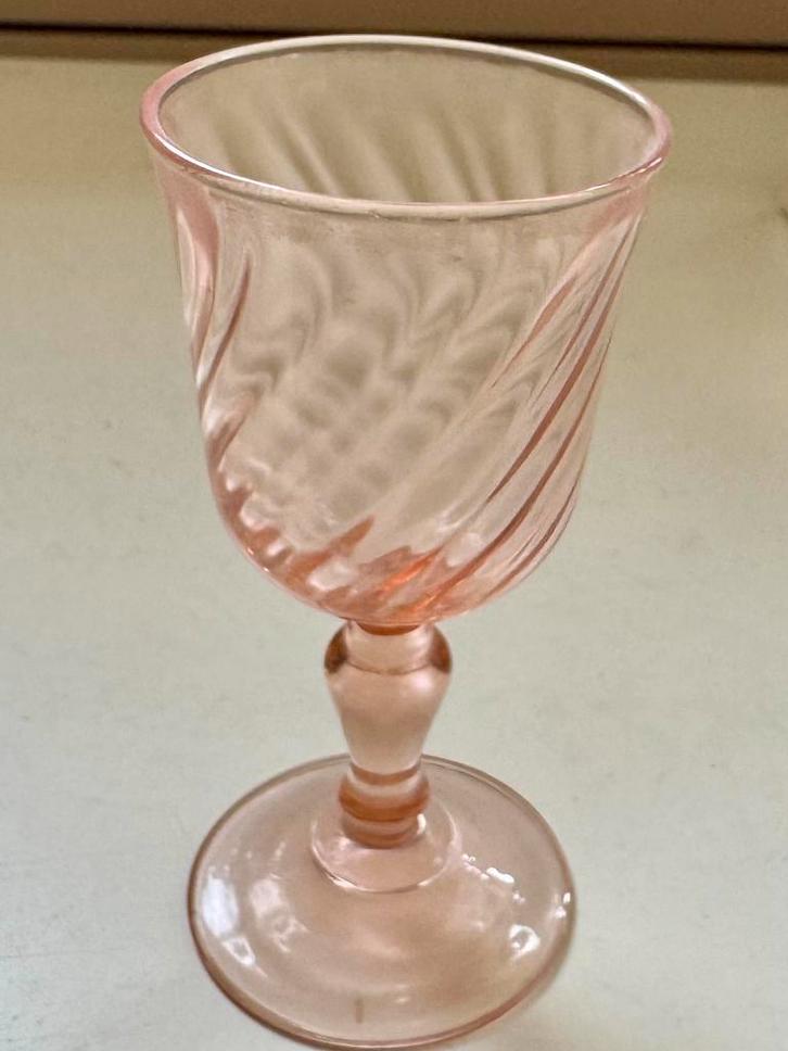 Vintage Borrelglaasje roze met spiraal, Luminarc Rosaline, Verzamelen, Glas en Borrelglaasjes, Gebruikt, Borrel- of Shotglas, Ophalen of Verzenden