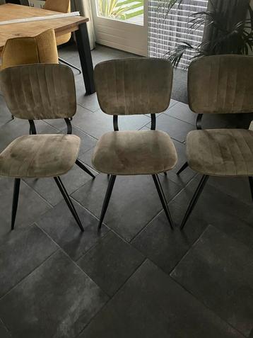 3 olijf groene stoelen beschikbaar voor biedingen