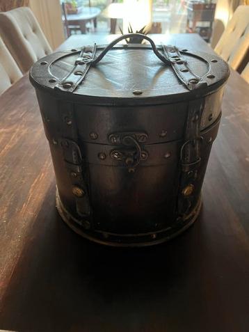 Vintage decoratieve hoedendoos met riemen beschikbaar voor biedingen