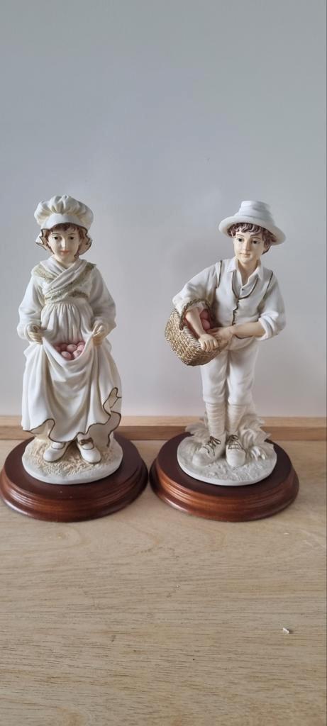 Leonardo Collection beeldjes – Gathering Fruit (1988), Verzamelen, Beelden en Beeldjes, Zo goed als nieuw, Ophalen of Verzenden