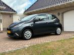 Toyota Aygo 1.0 Vvt-i 69pk 5D 2017 Grijs, Auto's, Toyota, Voorwielaandrijving, 4 stoelen, Origineel Nederlands, Handgeschakeld