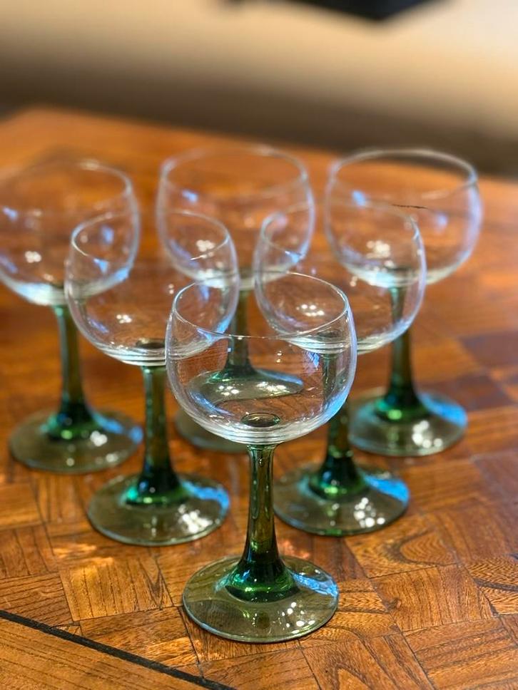 Vintage Wijnglazen met Groene Voet, Huis en Inrichting, Keuken | Servies, Gebruikt, Glas of Glazen, Overige stijlen, Glas, Ophalen