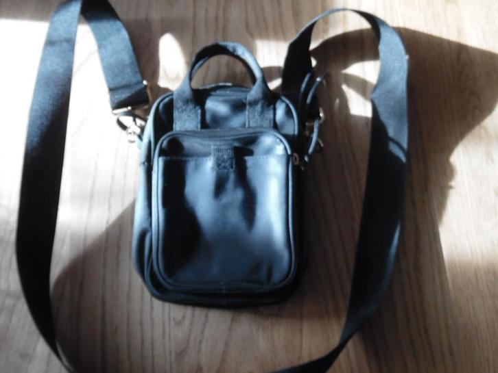 zgan klein zwart schoudertasje van H&M met 3 vakken, Sieraden, Tassen en Uiterlijk, Tassen | Damestassen, Zo goed als nieuw, Schoudertasje