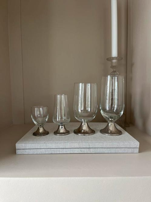Antiek Glas met Zilveren Voet - Elegant Design, Antiek en Kunst, Antiek | Glas en Kristal, Ophalen of Verzenden