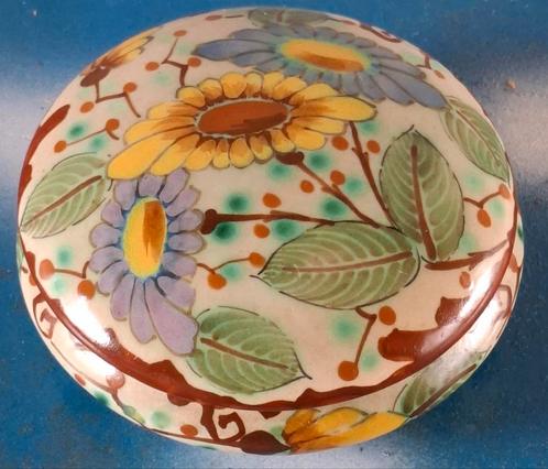 REGINA GOUDA.  Bonbon schaaltje.  Floraal.  Sign.  12/5 cm, Antiek en Kunst, Antiek | Keramiek en Aardewerk, Ophalen