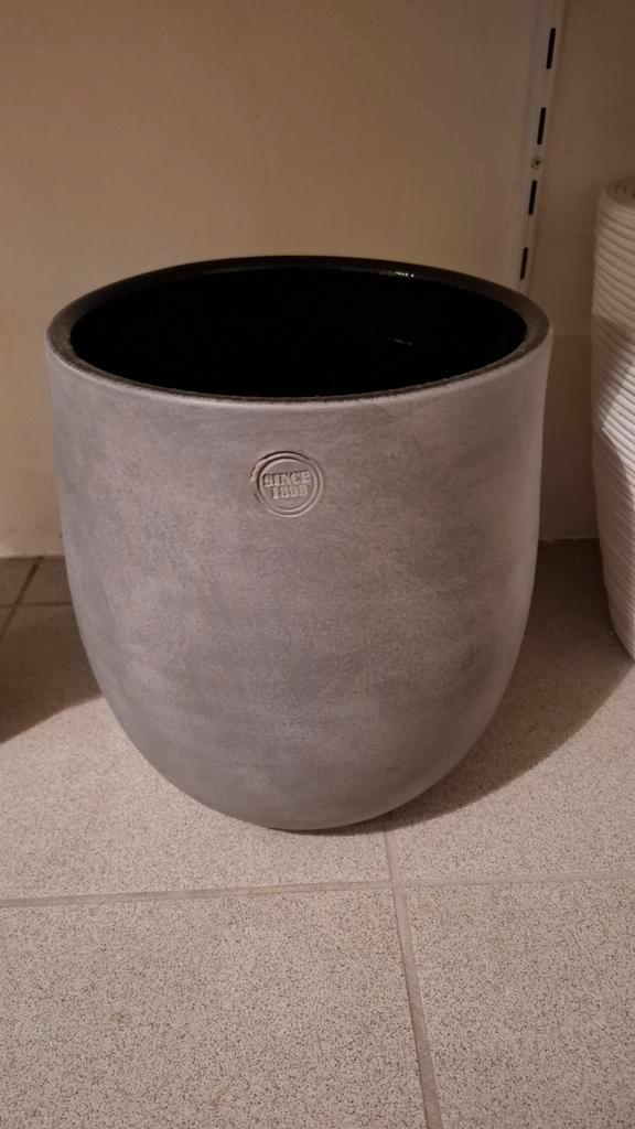 Mica grijze bloempot voor grote plant, Tuin en Terras, Bloempotten, Zo goed als nieuw, Binnen, Rond, Ophalen