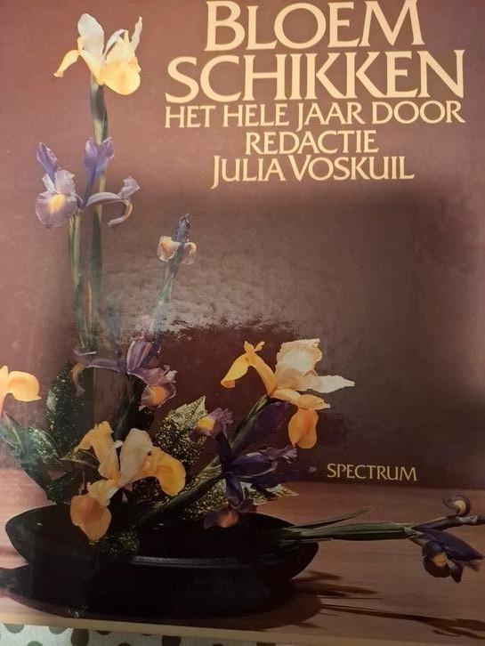 Bloemschikken het hele jaar door. Redactie Julia Voskuil, Boeken, Fantasy, Zo goed als nieuw, Ophalen of Verzenden