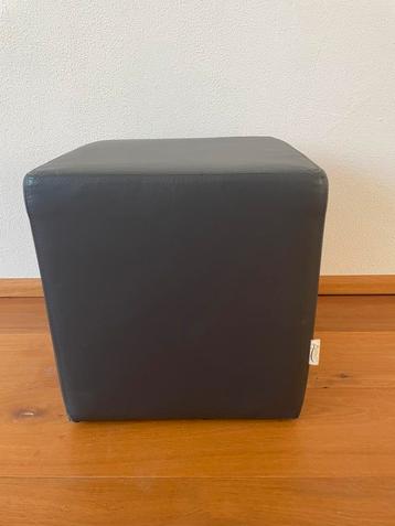 Vierkante zwarte leren poef 40 cm van Avanti beschikbaar voor biedingen