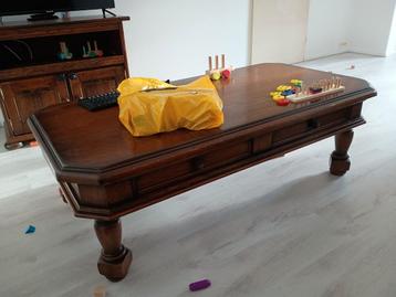 Salon tafel beschikbaar voor biedingen