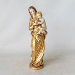 A.D.L. Italy. Vintage resin sculptuur Maria met kind Jezus., Antiek en Kunst, Antiek | Religie, Ophalen of Verzenden