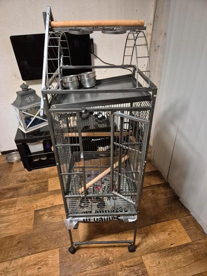 Mooie aparte vogelkooi op wielen, Dieren en Toebehoren, Vogels | Hokken en Kooien, Zo goed als nieuw, Vogelkooi, Metaal, Ophalen