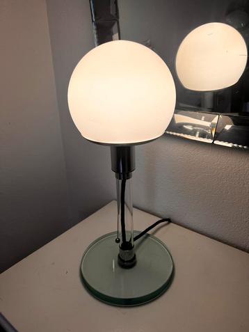 Bauhaus  stijl Tafellamp met Glazen Voet beschikbaar voor biedingen
