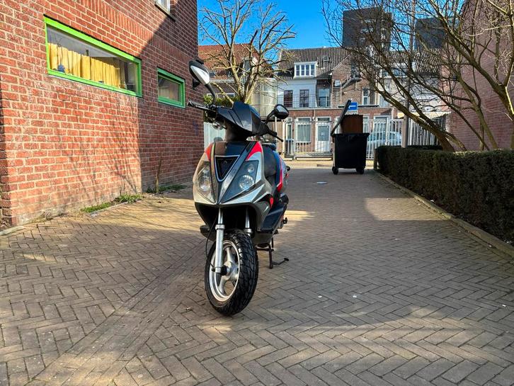 Aiyumo Young scooter (blauw kenteken) - Opgevoerd, Fietsen en Brommers, Scooters | Overige merken, Gebruikt, Ophalen