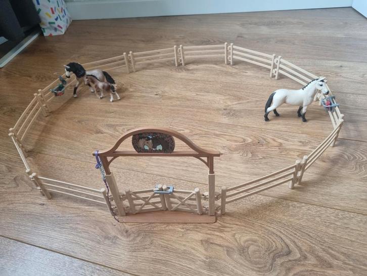 Schleich Paardenwei met Toegangspoort en paarden, Verzamelen, Speelgoed, Gebruikt, Ophalen of Verzenden