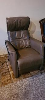 Te koop: Bruine leren elektrische sta-op stoel, Ophalen, Gebruikt, Klassiek, 50 tot 75 cm