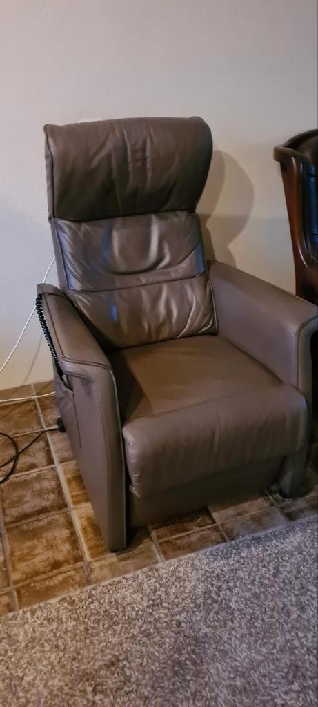 Te koop: Bruine leren elektrische sta-op stoel, Huis en Inrichting, Fauteuils, Gebruikt, Leer, 50 tot 75 cm, 75 tot 100 cm, Ophalen