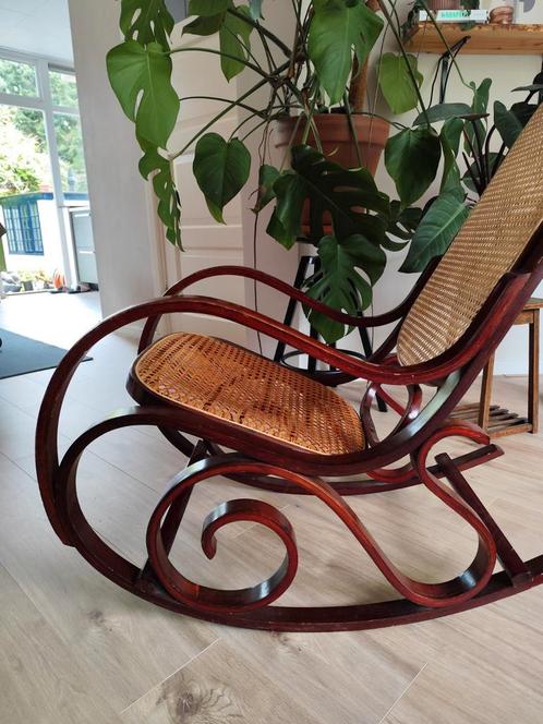 Klassieke Thonet schommelstoel, Huis en Inrichting, Stoelen, Gebruikt, Eén, Hout, Riet of Rotan, Bruin, Ophalen