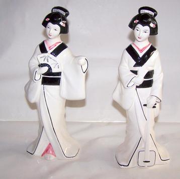 2 prachtige beeldjes Japanse Geisha's. H. 26 cm. Nwst.  beschikbaar voor biedingen