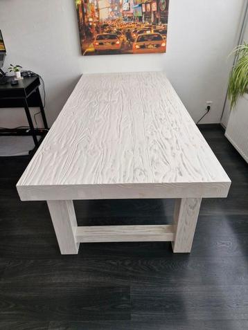 Wit gelakte houten eettafel, met houtnerf beschikbaar voor biedingen