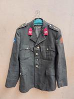 Diverse oude legerkleding met emblemen en rangen, Ophalen of Verzenden, Nvt, Nederland, Embleem of Badge