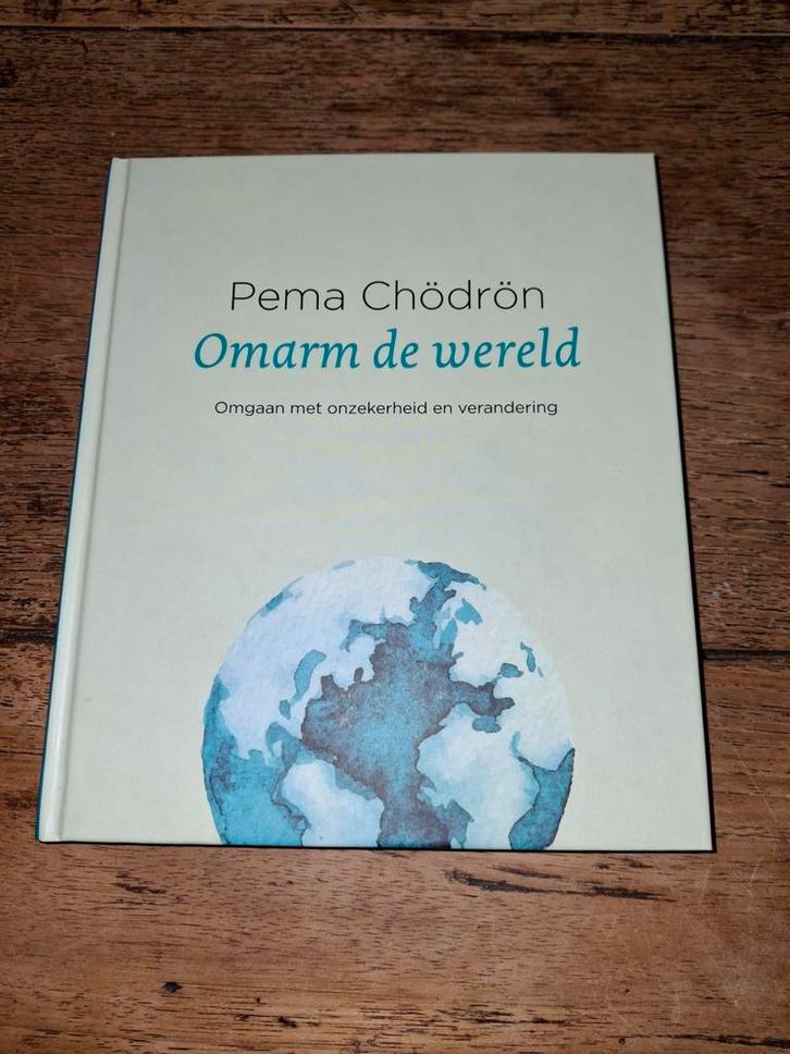 Pema Chödrön - Omarm de wereld, Boeken, Esoterie en Spiritualiteit, Zo goed als nieuw, Ophalen of Verzenden