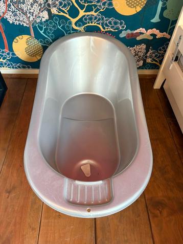 Zilveren badje met onderzet beschikbaar voor biedingen