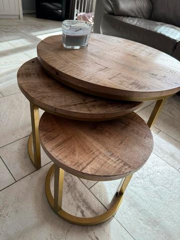 Set van 3 mango houten salontafels met gouden onderstel beschikbaar voor biedingen