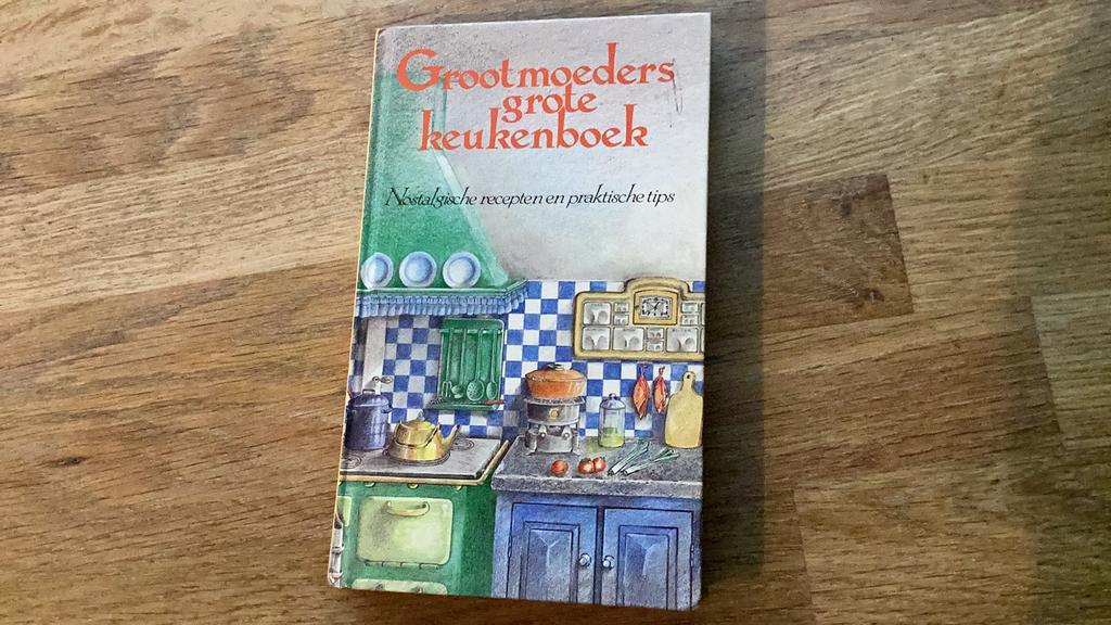 Grootmoeders grote keukenboek Nostalgische recepten uit 1988, Boeken, Ophalen of Verzenden, Gelezen, Nederland en België