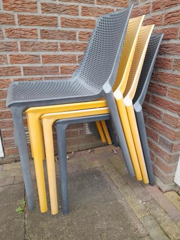 4 stapelbare tuinstoelen okergeel en grijs beschikbaar voor biedingen