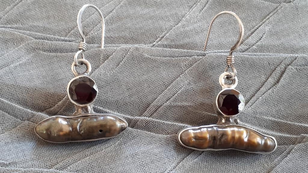 Vint. Zilv. Oorbellen m. Granaat en Goudkleurige Barokparel., Verzenden, Zilver, Oorbellen, Met edelsteen