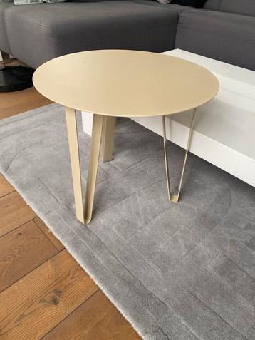 Vanille/Crème Bijzettafel beschikbaar voor biedingen