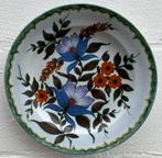 Flora Gouda plateel wandbord decor iris, Antiek en Kunst, Ophalen of Verzenden