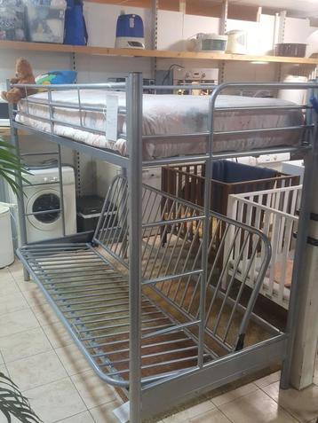 Hoogslaper. Onderkant zit/ slaap Bed.  beschikbaar voor biedingen