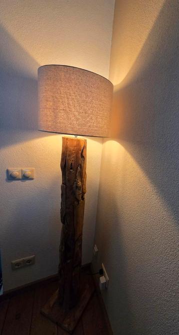 Houten vloerlamp beschikbaar voor biedingen